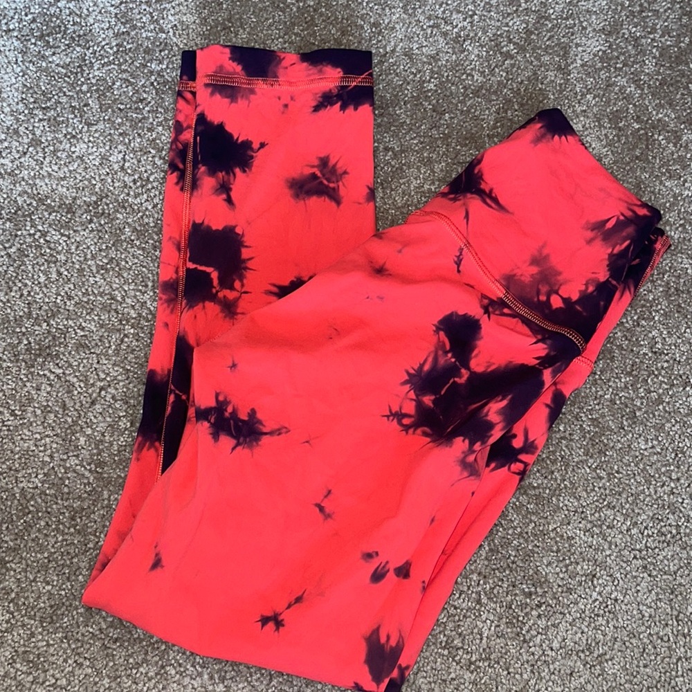 Lululemon High-Rise crop 21” Carnation Red Black Wunder Train